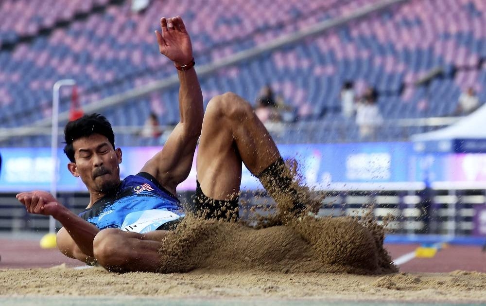 Aksi Abdul Latif dalam acara akhir Lompat Jauh T20 pada temasya Sukan Para Asia Hangzhou 2022 di Stadium Huang Long hari ini. - Foto: Bernama