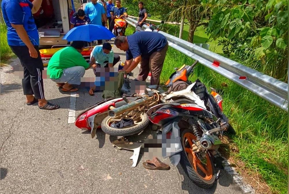 Keadaan dua buah motosikal yang terbabit dalam kemalangan tersebut di KM3 Jalan Sungai Koyan 3 pada Selasa. - Foto Ihsan PDRM