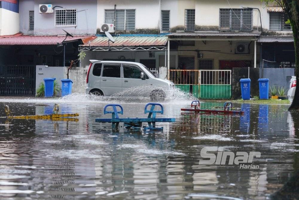 Beberapa kawasan di sekitar Taman Seri Muda, Seksyen 25, Shah Alam dinaiki air selepas hujan lebat ketika tinjauan lensa Sinar Harian pada petang Selasa. - Foto Sinar Harian MOHD HALIM ABDUL WAHID