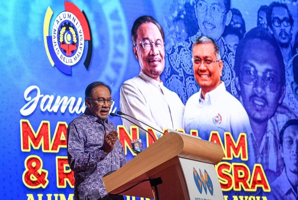 Anwar berucap pada Jamuan Makan Malam dan Ramah Mesra Alumni Majlis Belia Malaysia (MBM) di Dewan Merdeka Pusat Dagangan Dunia (WTC) Kuala Lumpur hari ini. - Foto Bernama