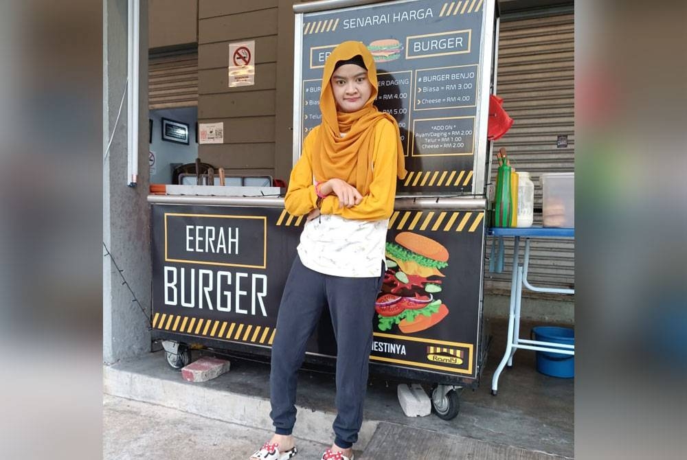 Eerah berkongsi aktiviti harian sebagai penjual burger dan solekan nipis di TikTok.