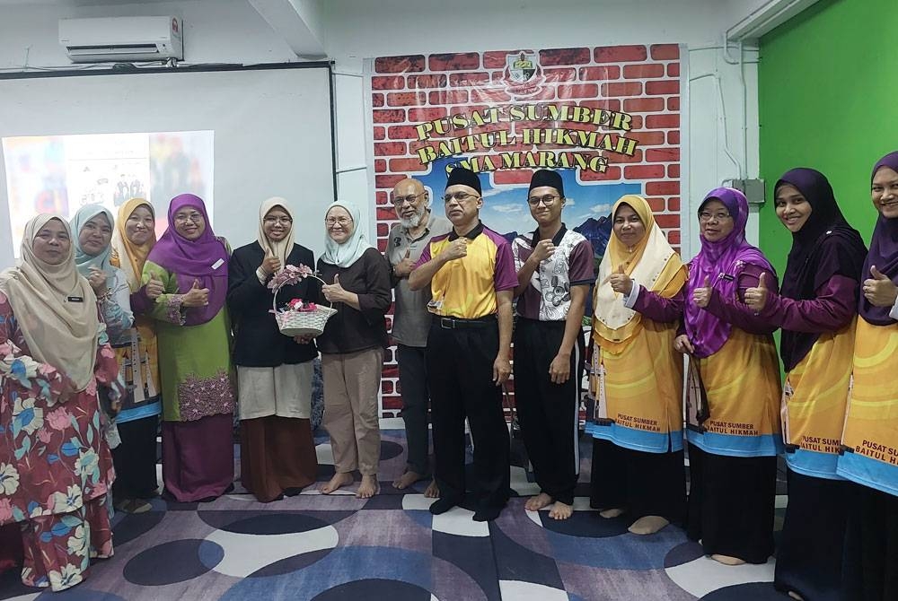 Maznah (enam dari kiri) bergambar bersama Nurul Yasmin Irdina (lima dari kiri) selepas Majlis penyampaian hadiah Bicara Cilik di Sekolah Menengah Agama Marang di sini pada Selasa.