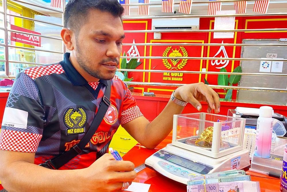 Pemilik kedai emas, Murtadhatumizi Mustapha, 28, membeli antara 700 hingga 1,000 gram emas daripada pelanggan setiap hari.