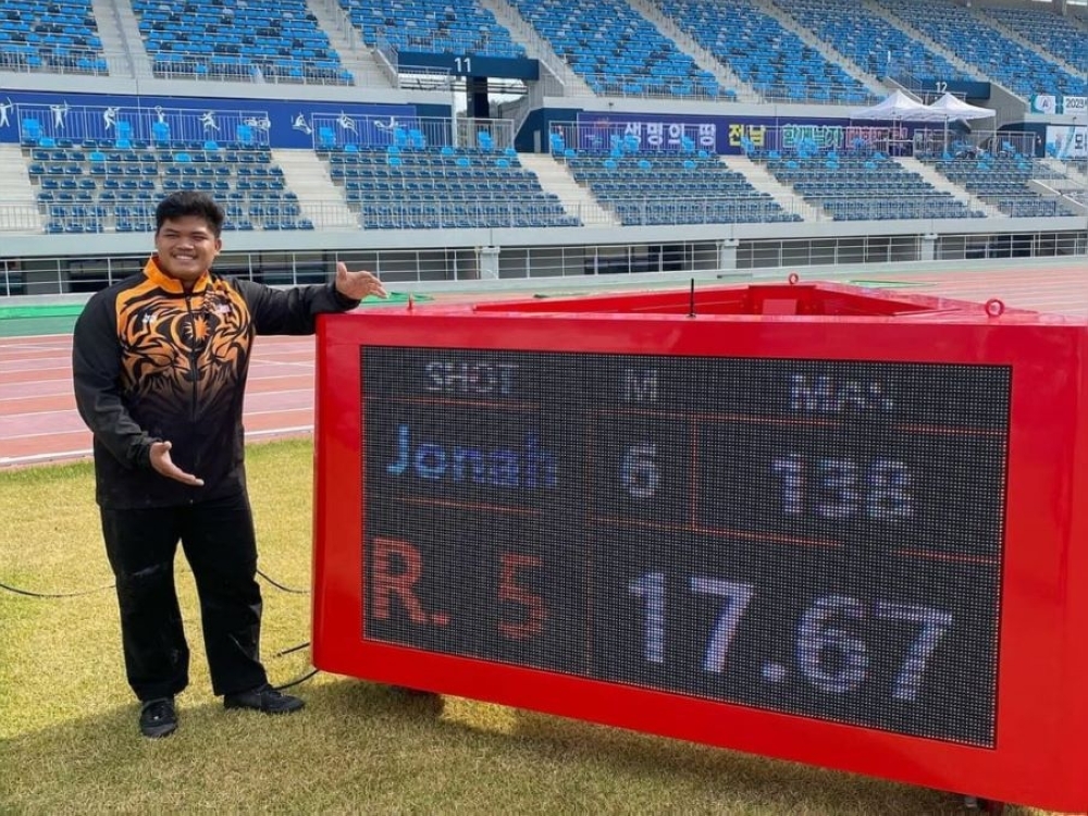 Jonah berdiri di sebelah papan tanda catatan yang dilakukannya
dalam acara lontar peluru di Mokpo City, Korea Selatan pada Isnin.
