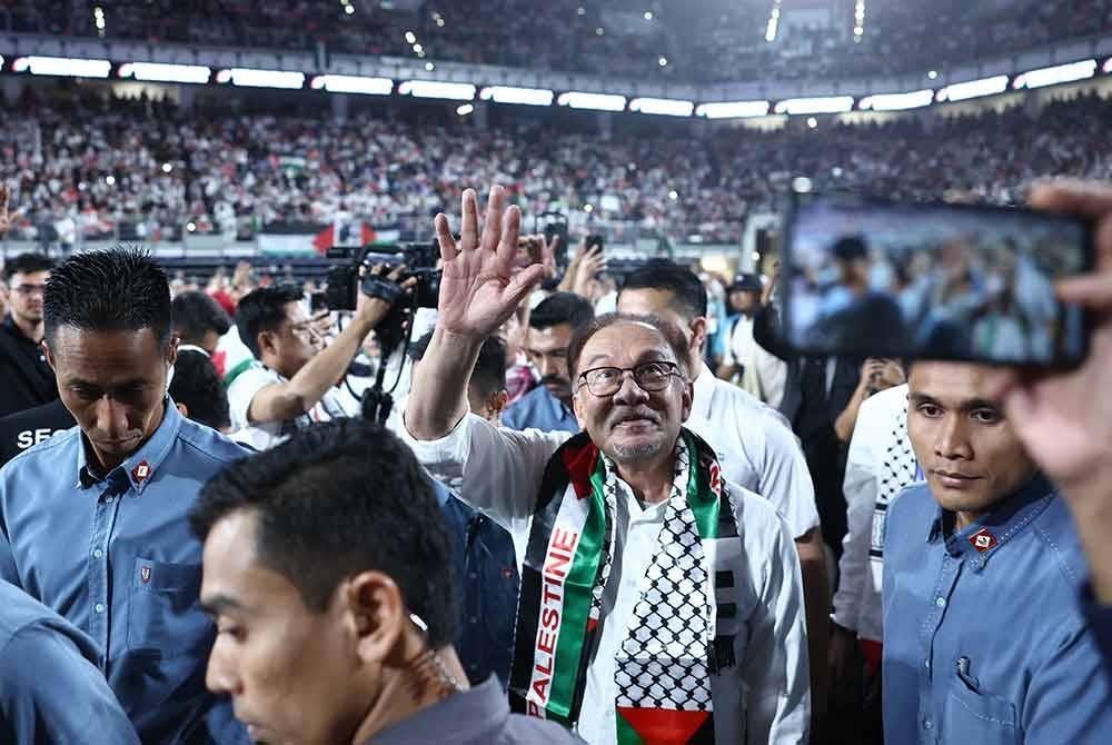 Anwar (tengah) ketika hadir pada Himpunan Malaysia Bersama Palestin di Stadium Axiata Arena Bukit Jalil pada Selasa. - Foto Bernama