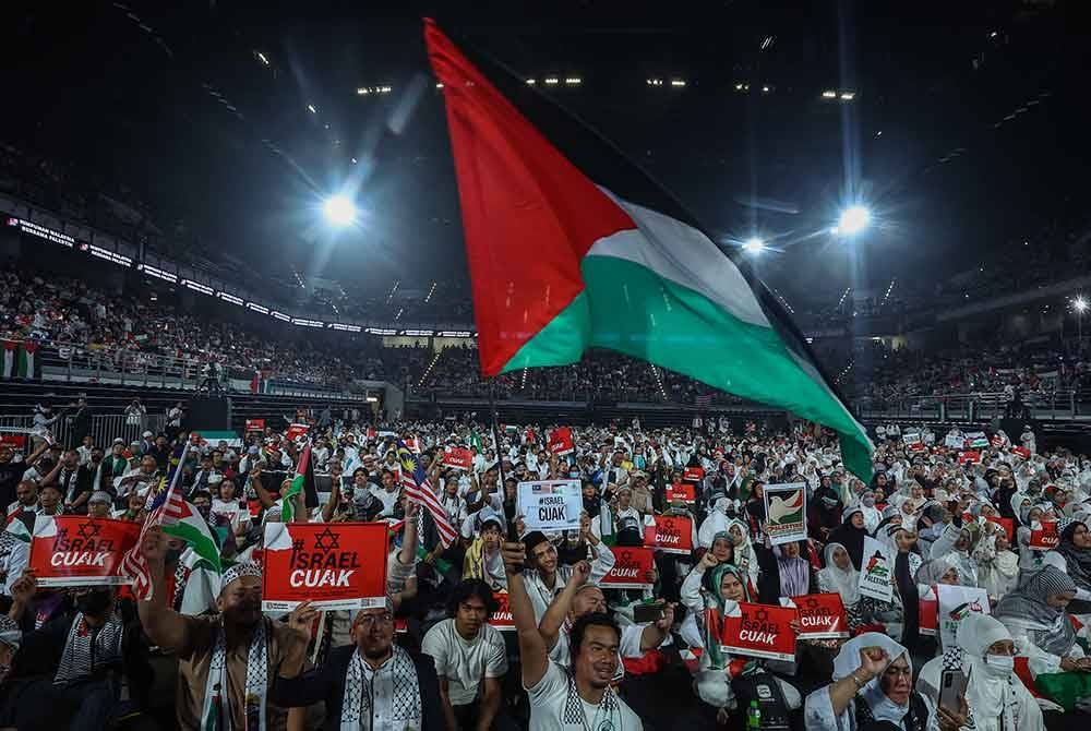 Orang ramai menyatakan sokongan dengan menghadiri Himpunan Malaysia Bersama Palestin yang turut dihadiri oleh Perdana Menteri, Datuk Seri Anwar Ibrahim di Stadium Axiata Arena Bukit Jalil pada malam Selasa. - Foto Bernama