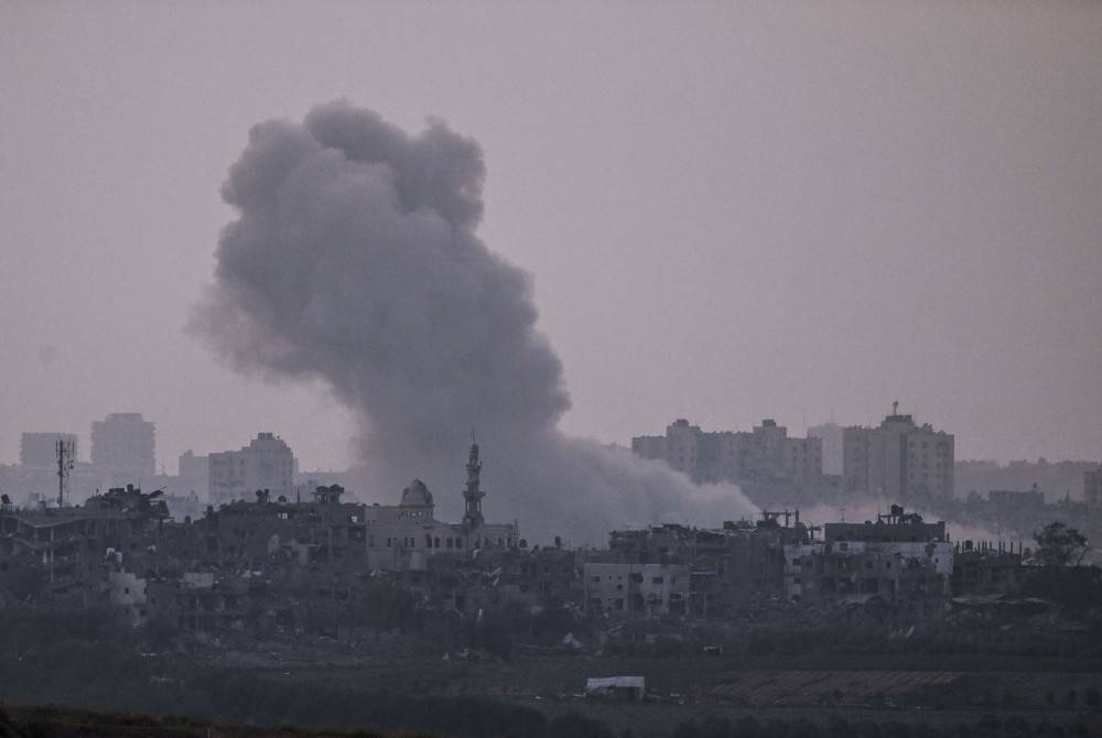 
Gambar yang diambil dari bandar Sderot di selatan Israel menunjukkan asap berkepul-kepul semasa serangan udara Israel di utara Semenanjung Gaza pada Selasa. - Foto AFP