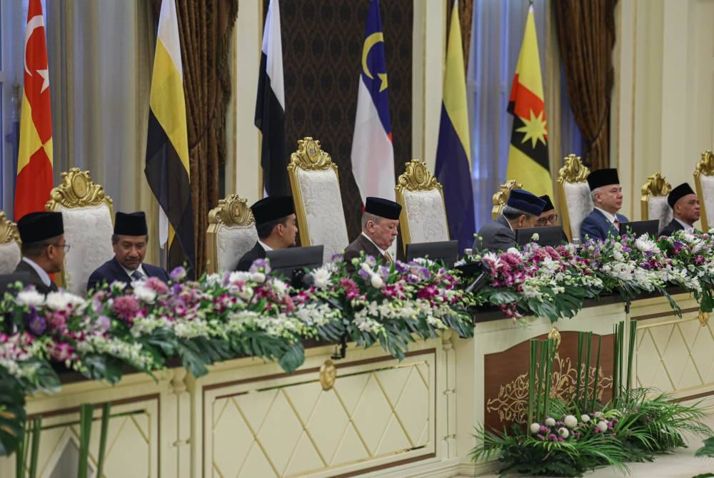 Sultan Ibrahim (empat dari kiri) berkenan mempengerusikan Mesyuarat Majlis Raja-Raja ke-262 yang berlangsung di Istana Negara pada Rabu. - Foto Bernama