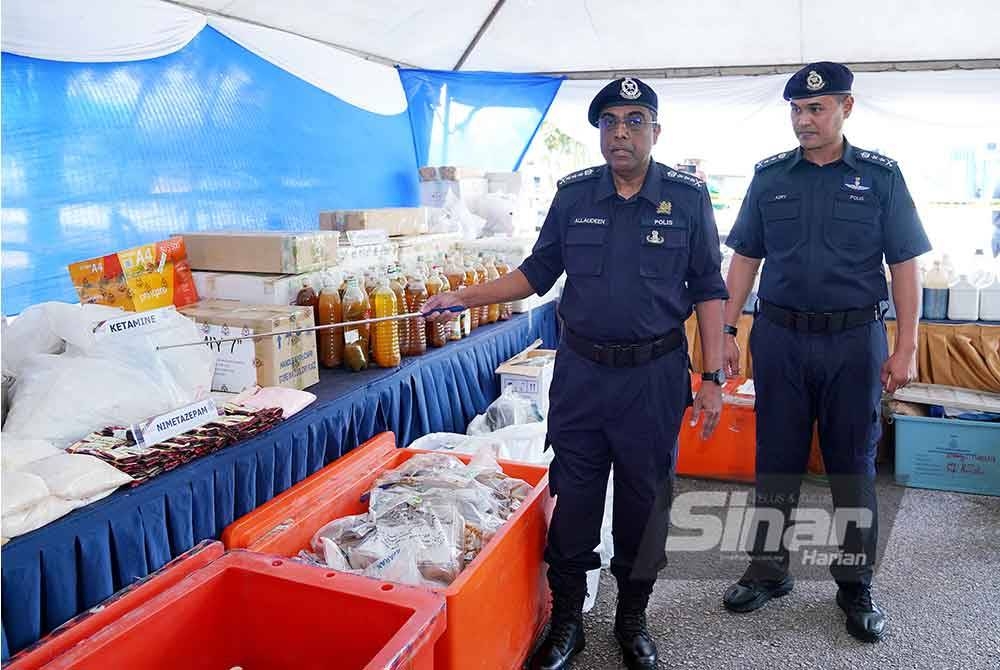 Allaudeen (kiri) menunjukkan dadah yang dirampas dalam Majlis Pelupusan Barang Kes Dadah JSJN Polis Kuala Lumpur 2023 di IPK Kuala Lumpur pada Rabu. Foto: SINAR HARIAN / MOHD HALIM ABDUL WAHID