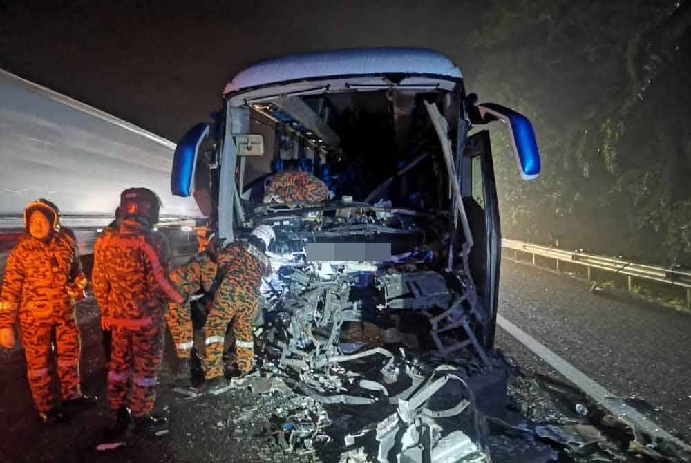 Keadaan bas ekspres yang merempuh belakang sebuah lori di KM220.7 Lebuhraya PLUS arah utara awal pagi Rabu. - Foto Polis Daerah Alor Gajah