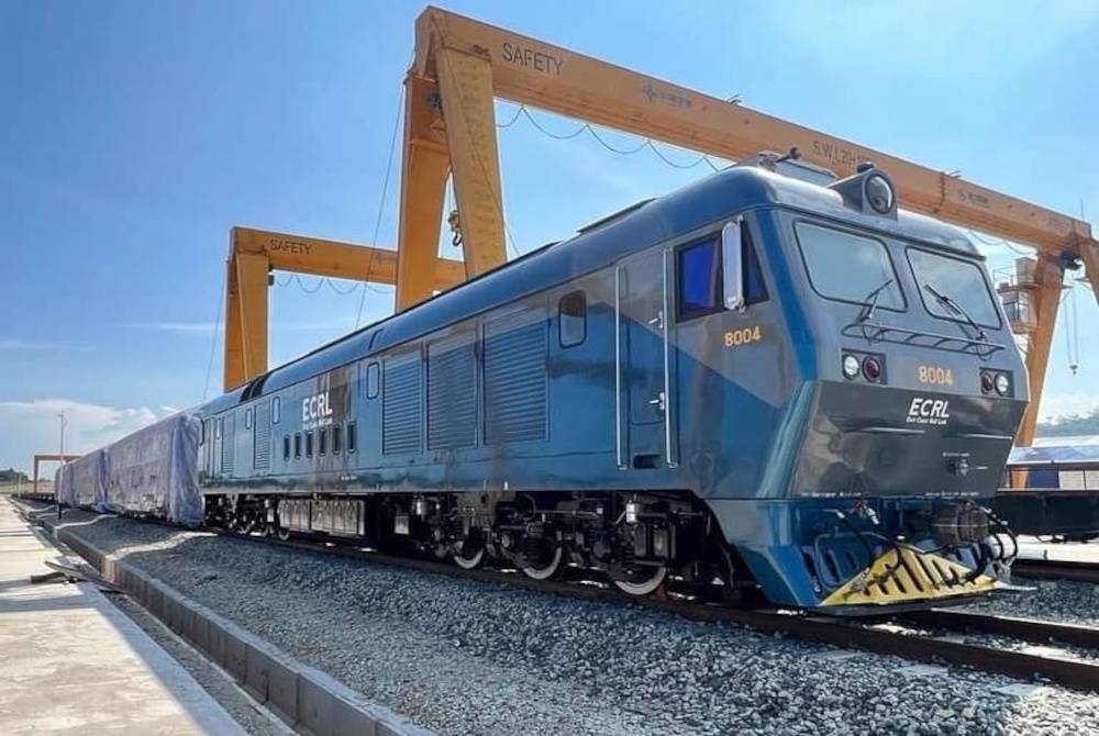 Enam unit keretapi Lokomotif Diesel Projek Laluan Rel Pantai Timur (ECRL) sudah tiba di Pelabuhan Kuantan secara berperingkat sejak Sabtu lalu bagi membantu kerja-kerja pembinaan landasan.