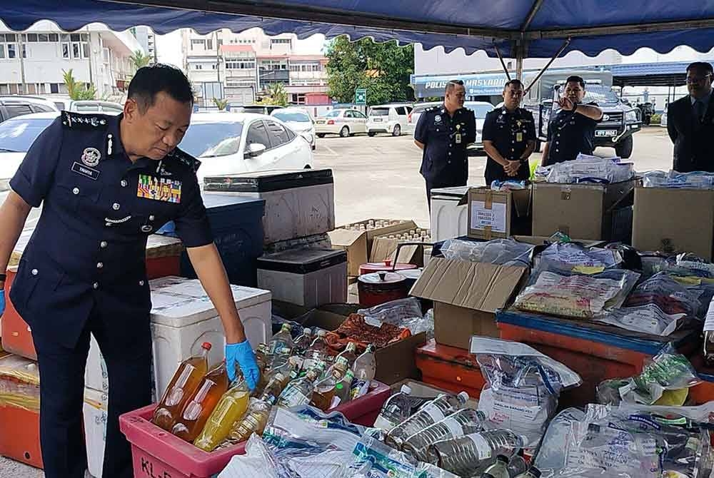 Yahaya menunjukkan antara dadah dirampas yang akan dilupuskan di Pusat Pelupusan Sisa Pepejal di Bukit Pelanduk, Melaka pada Khamis.