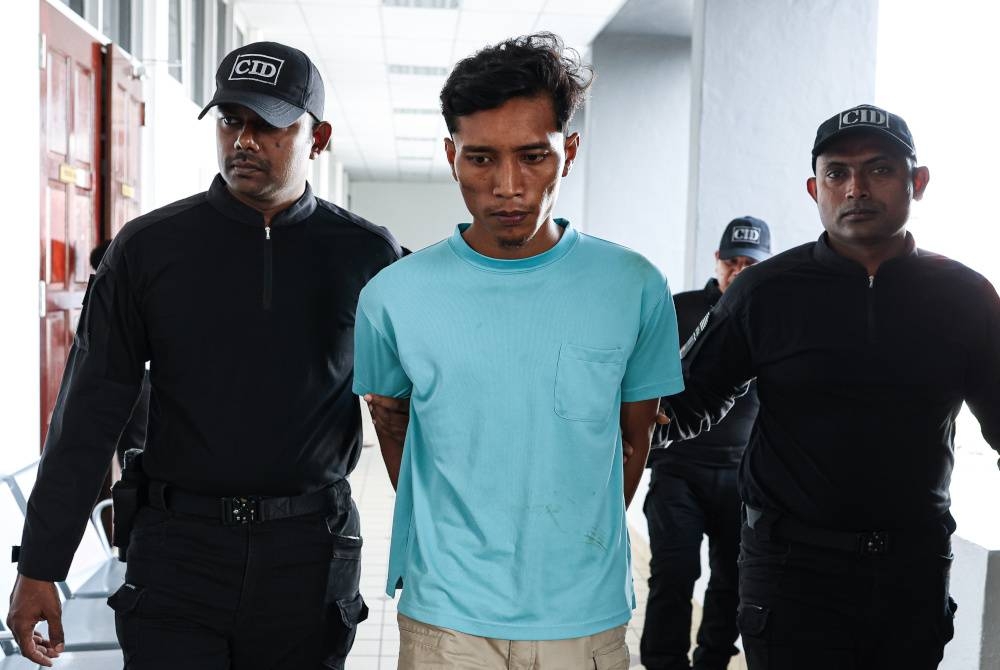 Mohamad Firdaus yang disyaki memecahkan patung di sebuah kuil di Matang, didakwa di Mahkamah Sesyen Taiping atas pertuduhan memiliki senjata berbahaya. - Foto Bernama