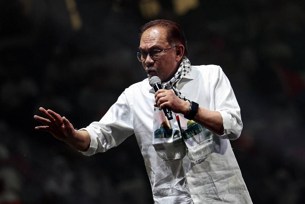 Anwar ketika berucap menyatakan sokongan terhadap Palestin pada Himpunan Malaysia Bersama Palestin di Stadium Axiata Arena Bukit Jalil pada Selasa. - Foto Bernama