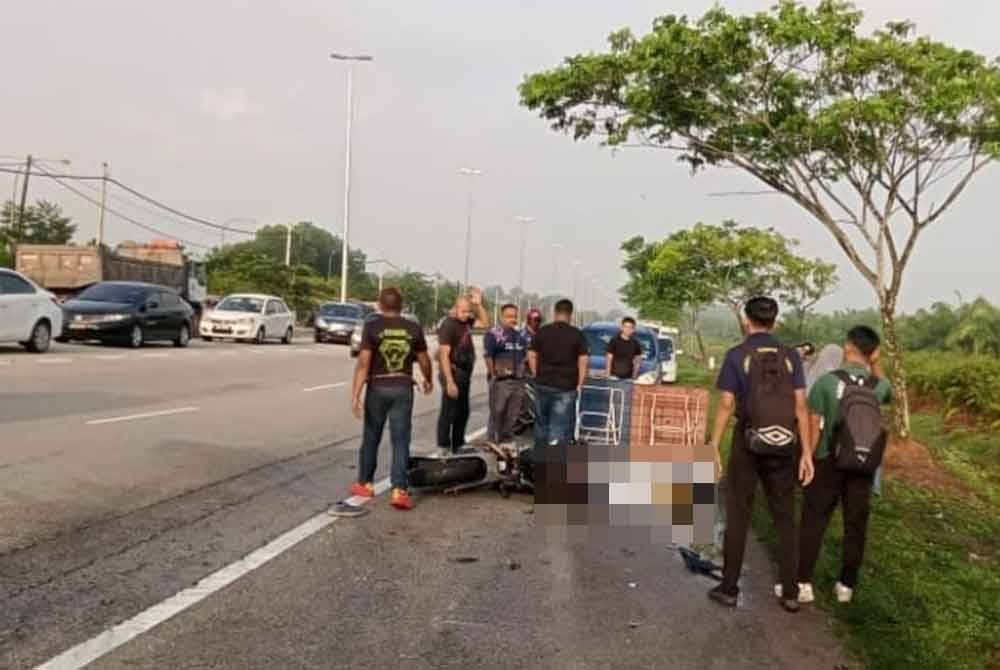 Pelajar Tingkatan Lima maut selepas motorsikal ditungganginya terbabit dalam nahas dengan sebuah lori di KM13.5 Jalan Kluang- Batu Pahat pada pagi Rabu.- Foto tular