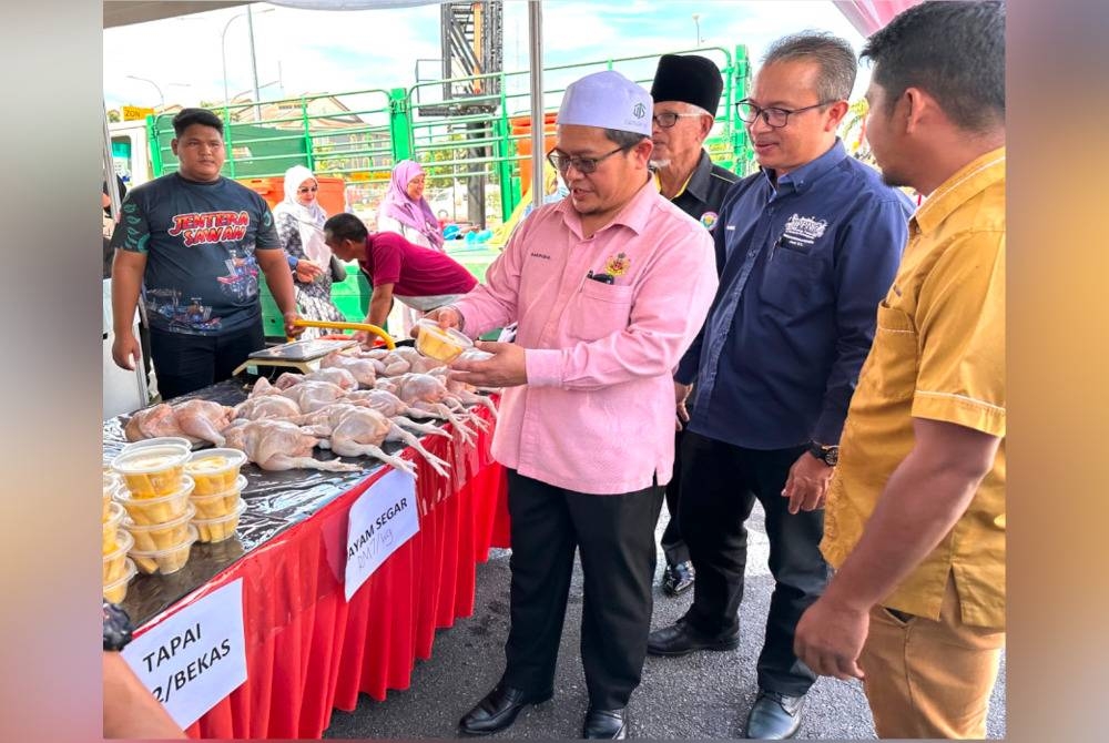 Tuan Mohd Saripudin (tiga dari kanan) diiringi Hanifa (dua dari kanan) melawat gerai jualan di karnival di Tunjong pada Rabu.