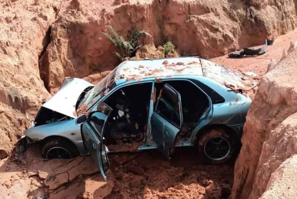 Keadaan kereta dipandu mangsa terbabas ke dalam gaung berhampiran di Jalan Barat, Felda Keratong 4, Muadzam Shah di sini pada pagi, Rabu. - Foto ihsan Polis Rompin.