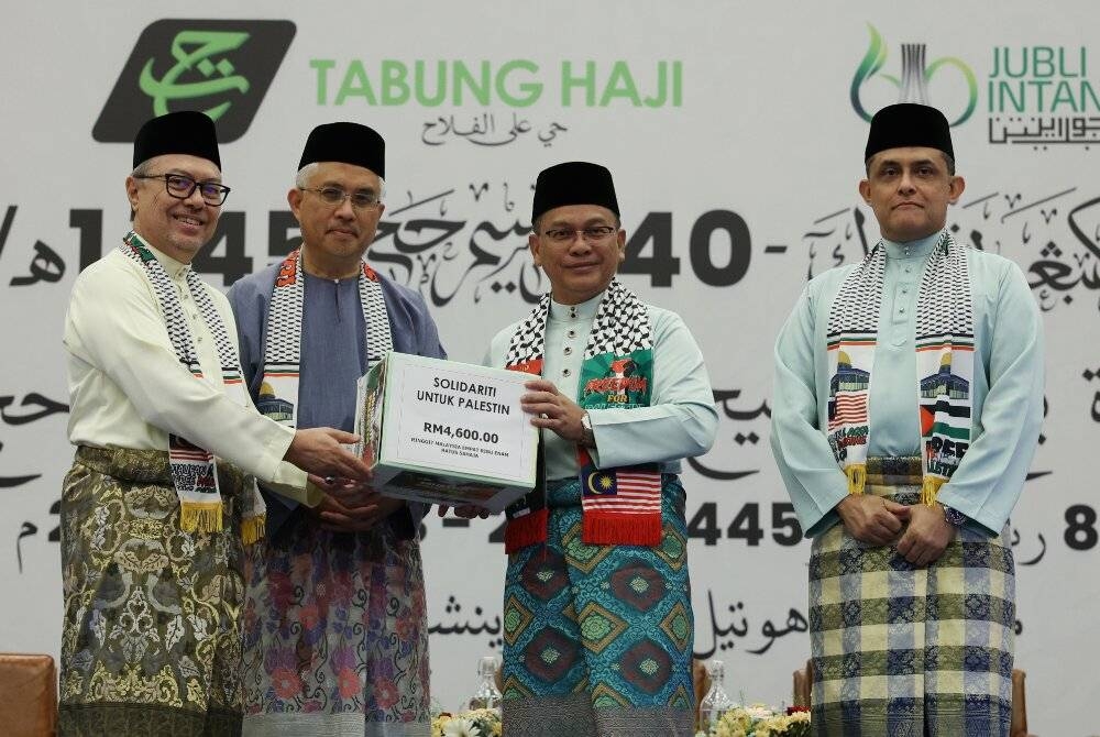 Mohd Na&#039;im (dua dari kanan) menerima sumbangan untuk Tabung Palestin daripada Pengarah Eksekutif Lembaga Tabung Haji, Datuk Seri Syed Saleh Syed Abdul Rahman (kiri) pada Majlis Penutupan Muzakarah Haji Peringkat Kebangsaan Ke-40 Musim Haji 1445H, pada Rabu. Turut sama, Pengerusi Tabung Haji, Tan Sri Azman Mokhtar (dua dari kiri) dan Ketua Pegawai Eksekutif Lembaga Tabung Haji, Syed Hamadah Syed Othman (kanan). - Foto Bernama