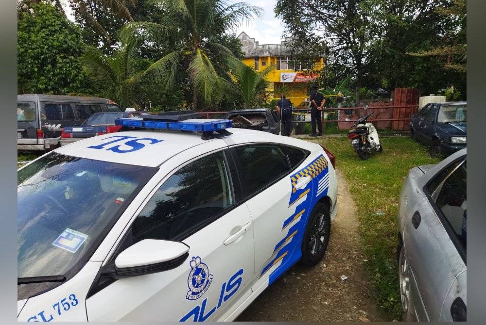 Pihak polis turut mengawasi pangsapuri yang berhampiran dengan kawasan perindustrian Ara Damansara, di sini, pada Selasa.