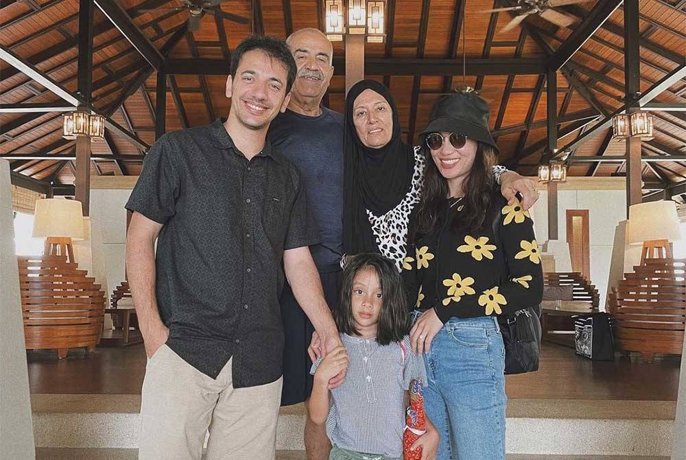 Ramona bersama suami, anak dan ibu bapa mentuanya.