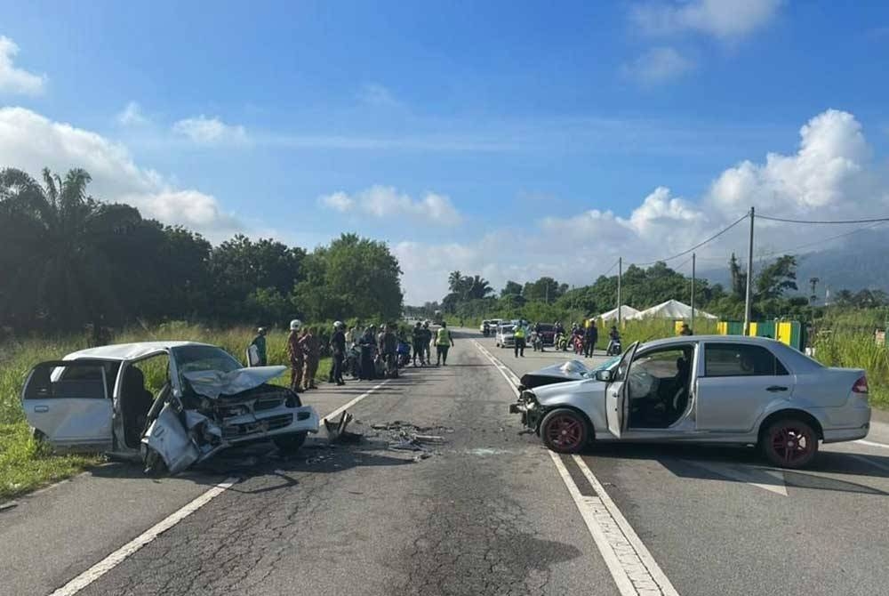 Kenderaan mangsa dilaporkan bertembung dengan sebuah kereta lain yang datang dari arah bertentangan.