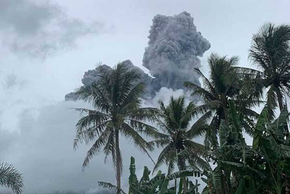 Tahap amaran satu kini dinaikkan untuk gunung berapi Bulusan. - Foto fail AP