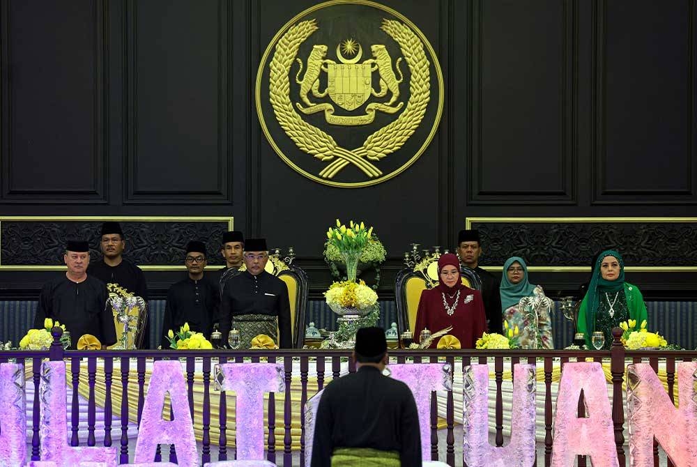 Yang di-Pertuan Agong Al-Sultan Abdullah Ri&#039;ayatuddin Al-Mustafa Billah Shah dan Sultan Johor Sultan Ibrahim Almarhum Sultan Iskandar berkenan berangkat tiba pada Majlis Santapan Malam sempena Memuliakan Mesyuarat Majlis Raja Raja Ke-262 serta Raja-Raja Melayu di Istana Negara, pada Rabu. Turut berangkat Raja Permaisuri Agong Tunku Azizah Aminah Maimunah Iskandariah dan Permaisuri Johor Raja Zarith Sofiah Sultan Idris Shah. - Foto Bernama