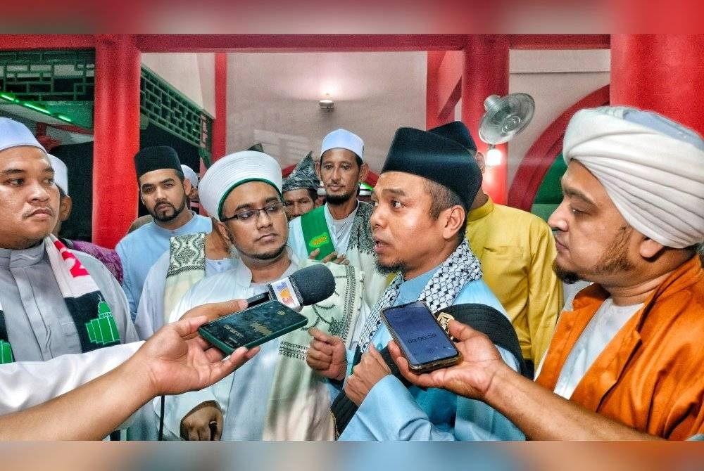 Rais (kanan) AlHabib Hasan Ja&#039;afar As-Segaf (dua dari kiri) dan AlHabib Ali Zaenal Abidin (empat dari kiri) ditemui selepas selesai Program Tangga Batu Berselawat dan Doa Munajat Palestin Maulid Arbain Malam Ke-40 di Masjid Cina, Krubong, di sini, pada malam Rabu.