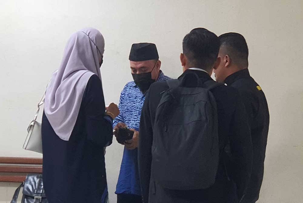 Mohd Nazeri (dua dari kiri) diiringi pegawai SPRM selepas selesai prosiding mahkamah.