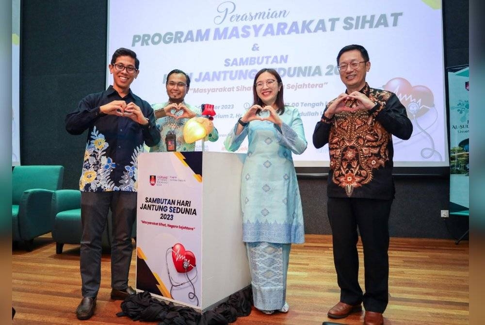 Jamaliah (dua dari kanan) menunjukkan lambang hati sebagai simbolik perasmian semasa Program MaSiH di Auditorium 2, Hospital Al-Sultan Abdullah UiTM Puncak Alam pada Khamis.