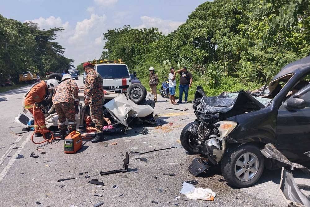 Anggota bomba mengeluarkan mangsa yang terlibat dalam satu kemalangan maut di Jalan Kuala Kubu Bharu Rawang-Bukit Beruntung, Serendah, Selangor pada Khamis.