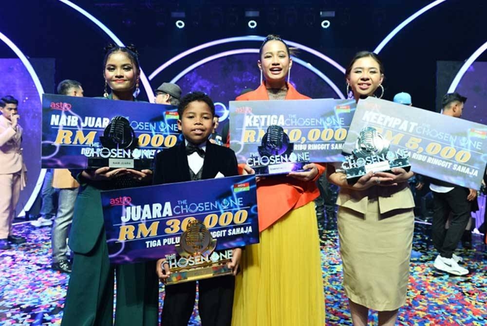 Amir, 12, bersama Khalyn, 17; Erika Foo, 17; dan Raja Dayana Umayma, 13.