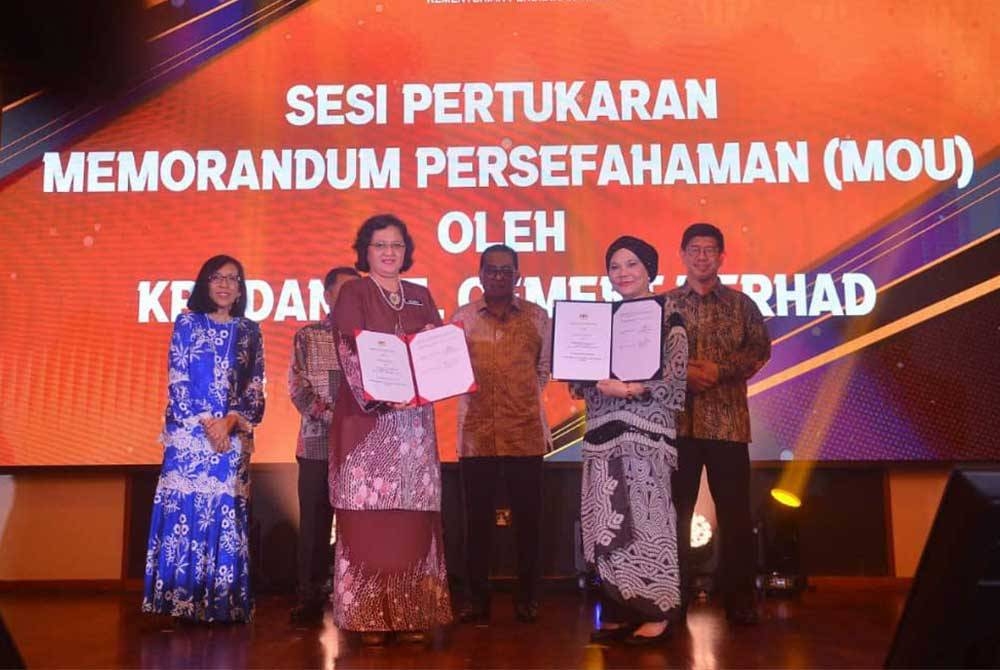 Majlis Menandatangani Memorandum Persefahaman (MoU) antara KPT, diwakili Ketua Pengarah Pendidikan Tinggi,Profesor Dr Azlinda Azman (kiri depan) dan YTL Cement Berhad (YTL) diwakili Pengarah Eksekutif Associated Pan Malaysia Cement Sdn Bhd, Hamidah Maktar (kanan depan) pada Rabu. - FOTO: SINAR HARIAN/ASRIL ASWANDI SHUKOR