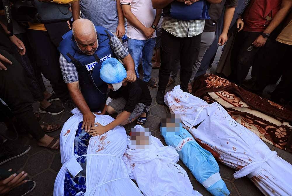 Isteri dan dua anak ketua biro Al Jazeera di Gaza, Wael Al-Dahdouh terbunuh dalam serangan ke atas kem pelarian Nuseirat di Gaza. - Foto: AFP