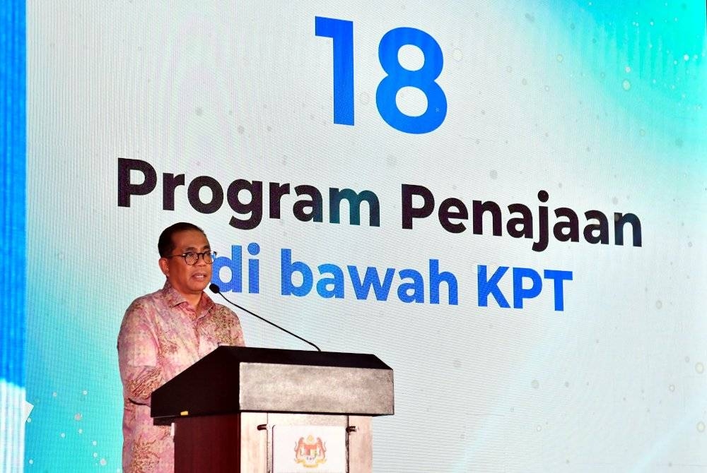 Menteri Pendidikan Tinggi Datuk Seri Mohamed Khaled Nordin berucap pada Majlis Pelancaran Program MyBrain 2.0 dan Penyampaian Surat Tawaran Program Penajaan Kementerian Pendidikan Tinggi (KPT) Tahun 2023 di KPT pada Khamis. - Foto Bernama