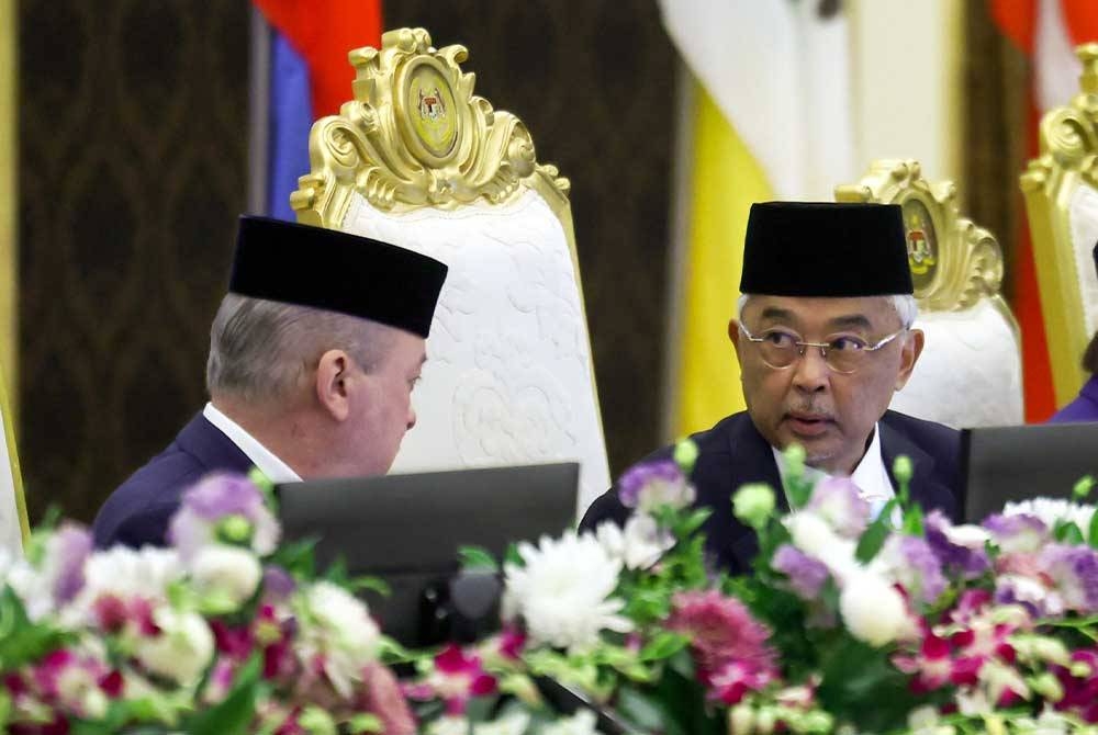 Yang di-Pertuan Agong Al-Sultan Abdullah Ri&#039;ayatuddin Al-Mustafa Billah Shah (kanan) bersama Sultan Johor Sultan Ibrahim Almarhum Sultan Iskandar (kiri) pada Mesyuarat Majlis Raja-Raja ke-262 yang berlangsung di Istana Negara pada Khamis. - Foto Bernama.