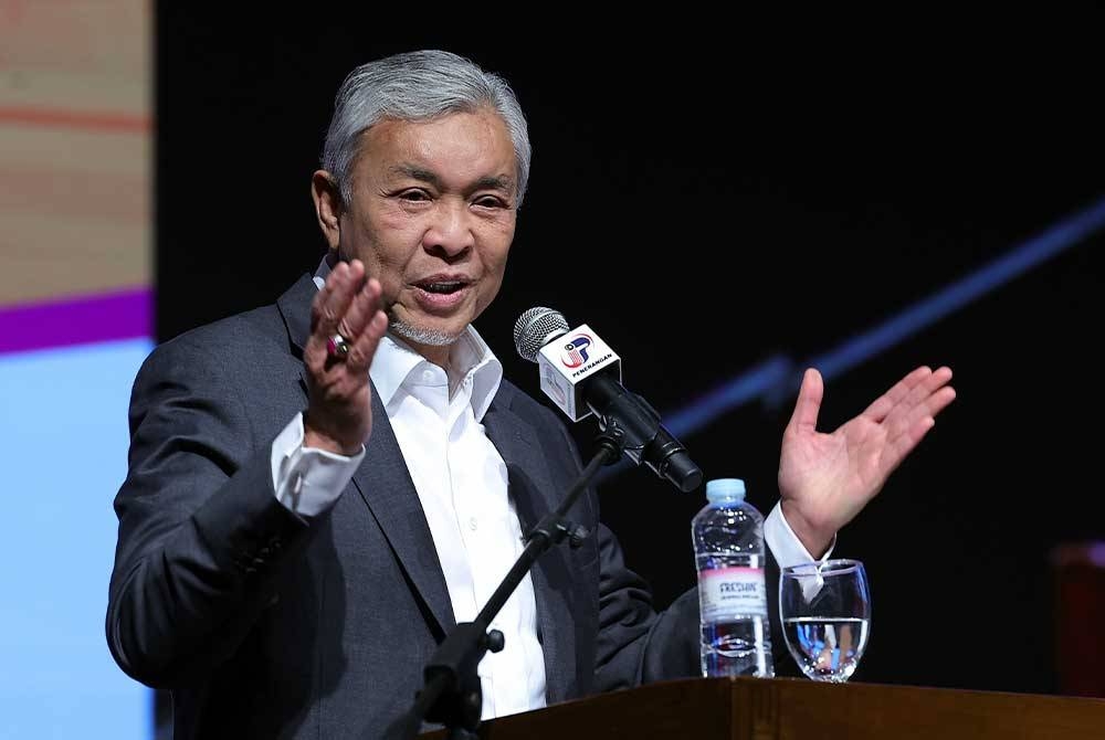 KUALA LUMPUR, 9 Okt -- Timbalan Perdana Menteri Datuk Seri Dr Ahmad Zahid Hamidi berucap pada Majlis Perasmian Program Halal On Track di Universiti Malaya hari ini.
--fotoBERNAMA (2023) HAK CIPTA TERPELIHARA