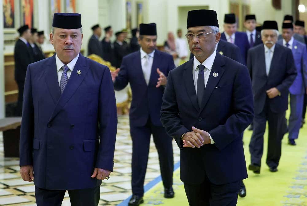 Yang di-Pertuan Agong Al-Sultan Abdullah Ri&#039;ayatuddin Al-Mustafa Billah Shah (kanan) bersama Sultan Johor Sultan Ibrahim Sultan Iskandar (kiri) pada Mesyuarat Majlis Raja-Raja ke-262 yang berlangsung di Istana Negara pada Khamis.