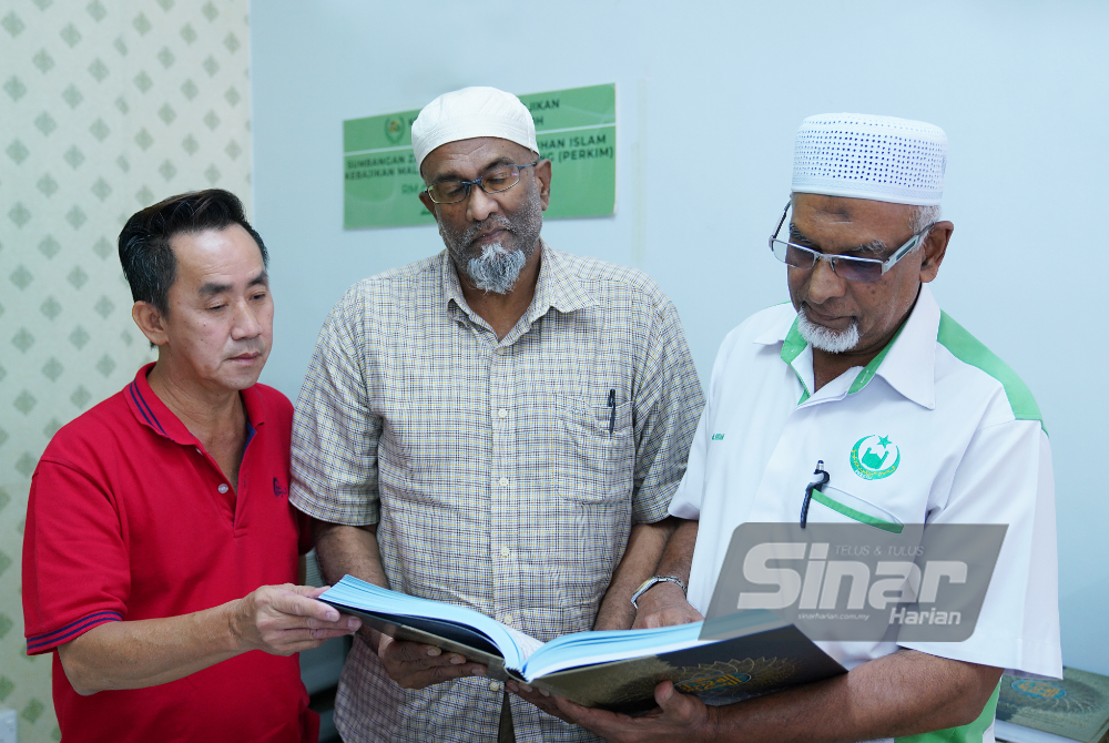 DARI kiri: Qosim, Muhammad Ganeson dan Mohd Sufian masih mengikuti kelas-kelas agama walaupun ada dalam kalangan mereka sudah lama memeluk Islam. -Foto: MOHD HALIM ABDUL WAHID