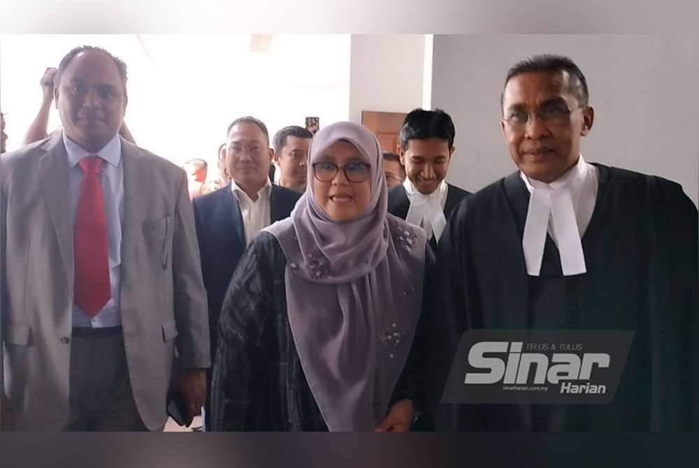 Mas Ermieyati (tengah) kekal sebagai Ahli Parlimen Masjid Tanah selepas Mahkamah Pilihan Raya pada Jumaat membatalkan dan menolak petisyen yang mencabar keputusan PRU15 bagi kerusi Parlimen berkenaan.