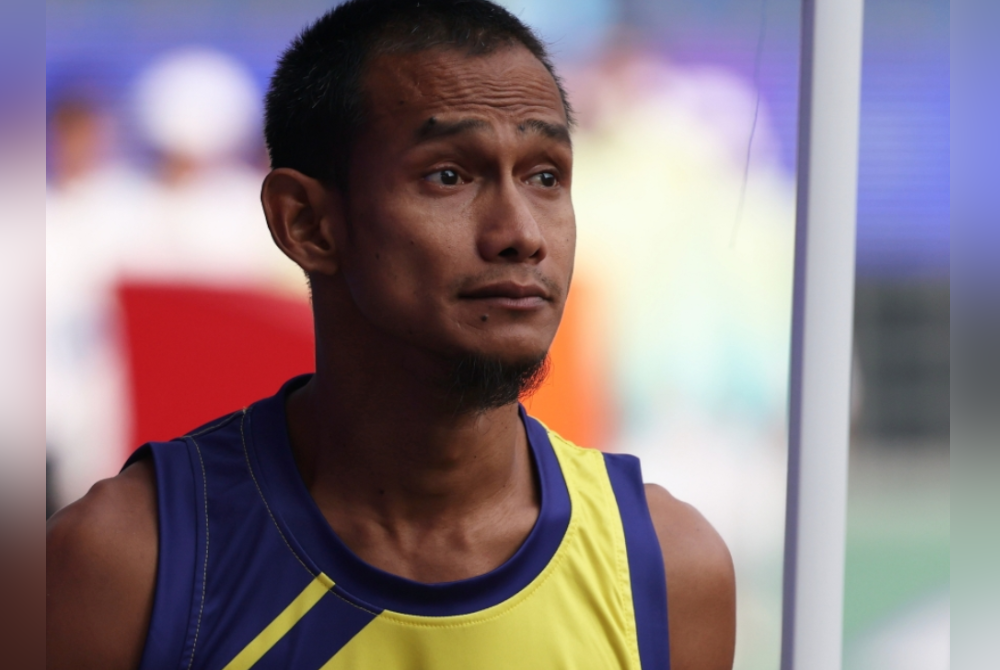 Mohamad Ridzuan tidak dapat menahan kesedihan apabila terlepas peluang mempertahankan pingat emas acara 100m lelaki T36 pada Sukan Para Asia 2022 Hangzhou pada Jumaat. - Foto Bernama