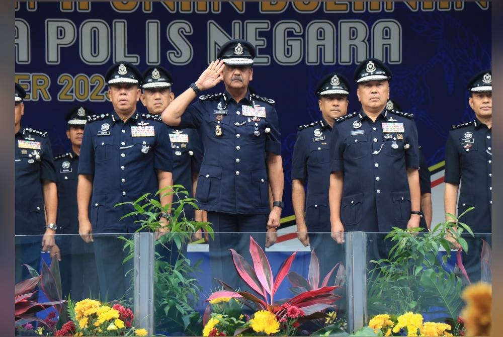 Razarudin memberi tabik hormat pada himpunan bulanan Ketua Polis Negara di Ibu Pejabat Polis Bukit Aman pada Jumaat.