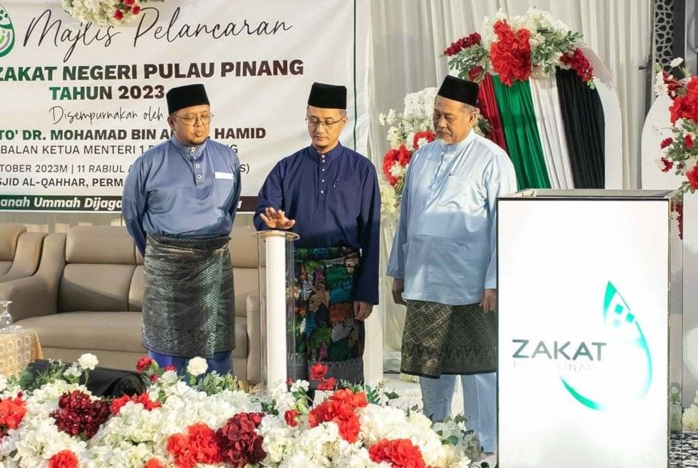 Dr Mohamad (tengah) ketika melancarkan Bulan Zakat Negeri Pulau Pinang 2023 di Masjid Al-Qahhar, Permatang Damar Laut, pada Khamis.