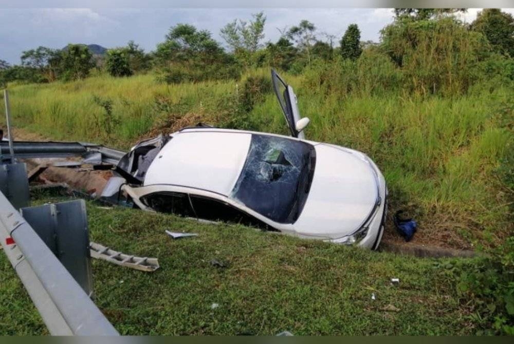 Keadaan kereta dinaiki mangsa yang hilang kawalan dan melanggar penghadang jalan di Kilometer 57 Lebuh raya Lingkaran Tengah Utama (LTU) di Lipis. - Foto ihsan PDRM