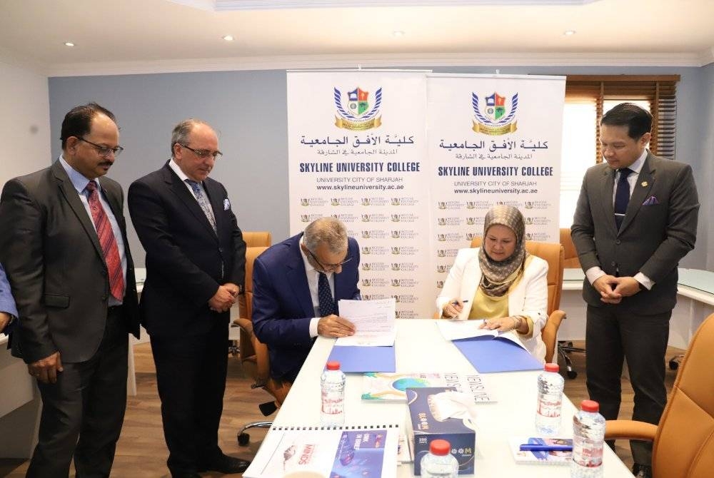 Nik Maheran (dua dari kanan) menandatangani Lol bersama Kolej Universiti Skyline (SUC) di Dubai.