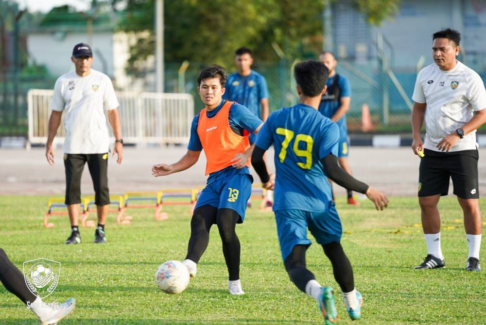 Nafuzi (kanan) mahu semua pemainnya tidak leka menjelang aksi Liga Super 2023 menentang NS FC pada petang Sabtu. - Foto KDA FC