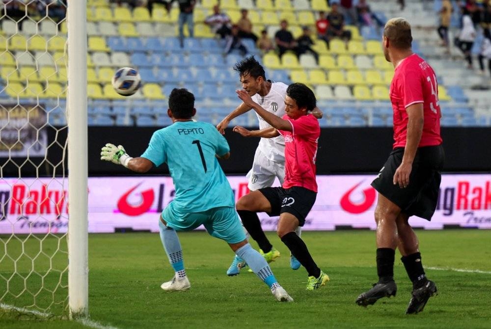 Pemain TFC, Adisak Kraison (dua dari kiri) menjaringkan gol semasa menentang pasukan Stallion Laguna FC pada aksi Kumpulan G Piala AFC 2023 di Stadium Sultan Mizan Zainal Abidin Gong Badak. - Foto Bernama