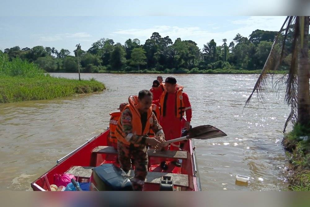 Pasukan bomba menjalankan operasi pencarian di bahagian tebing Sungai Perak bagi mengesan mangsa di Kati, Kuala Kangsar. - Foto ihsan Bomba