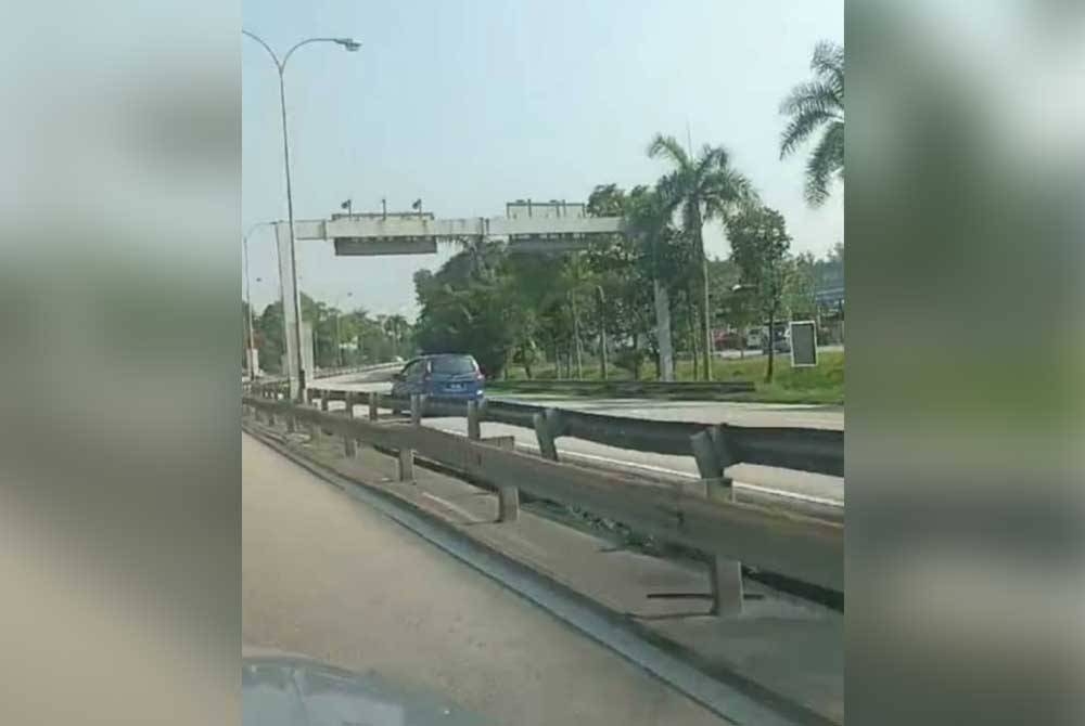 Tangkap layar video tular memaparkan sebuah kenderaan dipandu melawan arus.