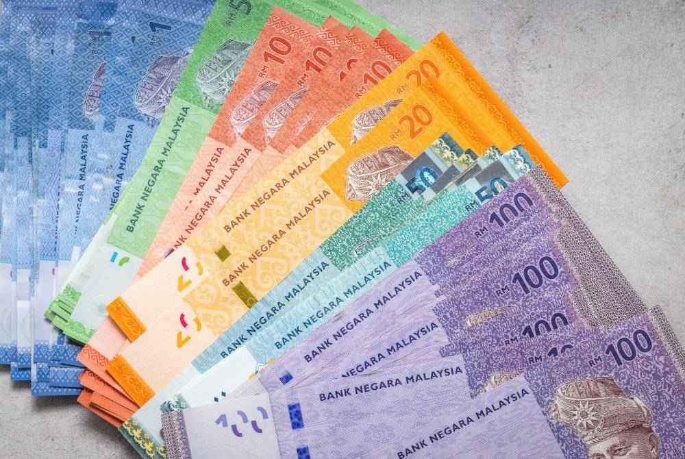 Ringgit ditutup tinggi berbanding dolar AS pada Jumaat selepas hasil perbendaharaan AS 10 tahun menyusut, yang diharapkan menurunkan inflasi. - Gambar hiasan 123rf